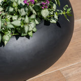 Cora Pflanzschale Schwarz aus Fiberstone – runde bauchige Schale Nahaufnahme