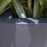 Eckiger Pflanzkübel Block Schwarz aus Fiberstone – nahaufnahme 