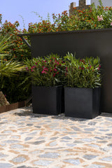 Eckiger Pflanzkübel Block Schwarz aus Fiberstone – Outdoor im Ambiente