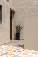 Eckiger Bouvy Pflanzkübel als Säule Schwarz aus Fiberstone – Outdoor im Ambiente