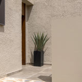 Eckiger Bouvy Pflanzkübel als Säule Schwarz aus Fiberstone – Outdoor im Ambiente