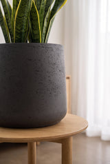Übertopf Patt Black Washed Pflanzkübel Schwarz aus Ton in Beton-Optik Nahaufnahme || Offenporige Oberfläche
