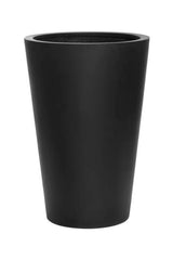 Belle Pflanzkübel Schwarz aus Fiberstone – runder Kübel im Lifestyle-Setting